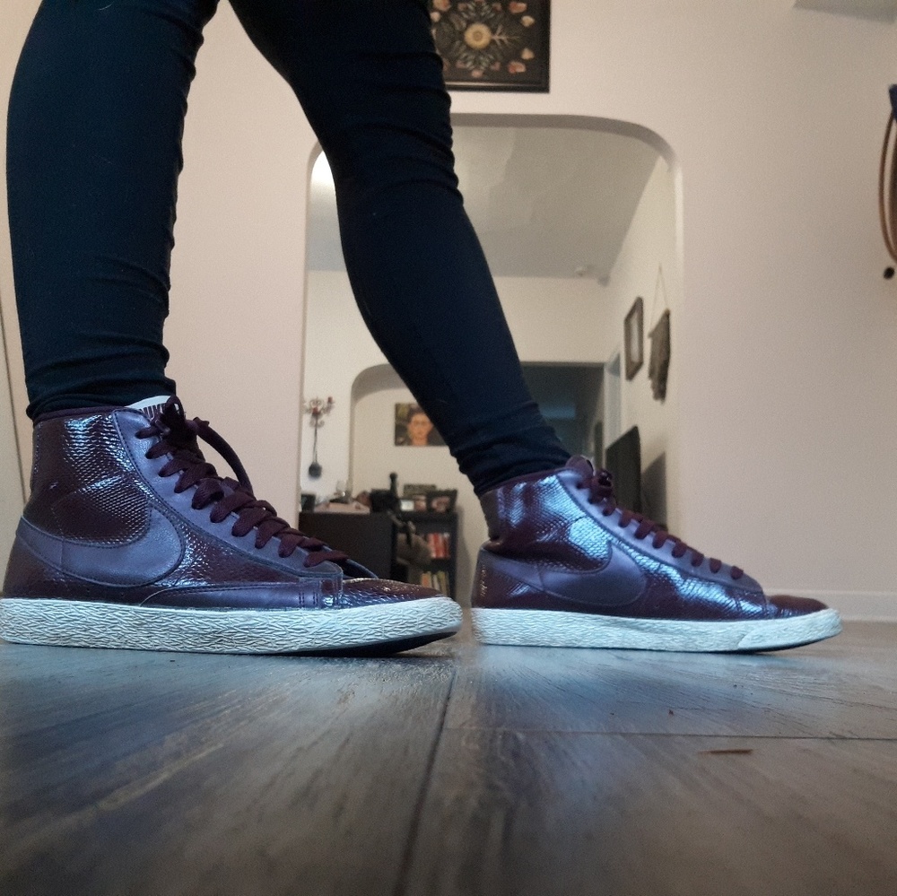 Burgandy nike sneakers